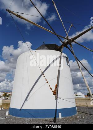 Wunderschöne Windmühle in Castro Verde, Beja Viertel, Alentejo, Portugal, Europa Stockfoto