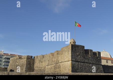 Nationalflagge auf der historischen Festung Forte de Sao Joao Baptista im Abendlicht in Foz do Douro, Region Norte, Bezirk Porto, Portugal, Europa Stockfoto