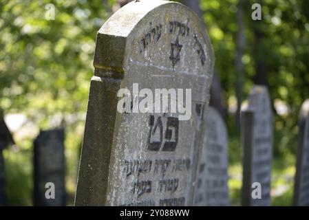 Den Helder, Niederlande, Juni 2022. Alte baufällige jüdische Gräber auf dem Friedhof von den Helder. Selektiver Fokus Stockfoto