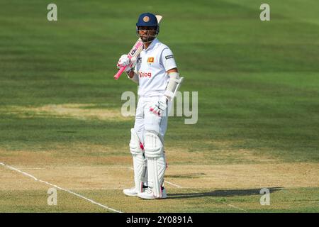 Dinesh Chandimal of Sri Lanka sieht sich während des 2. Rothesay Test Match Day 4 in Lords, London, Großbritannien, am 1. September 2024 an (Foto: Izzy Poles/News Images) Stockfoto