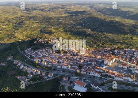 Castelo de Vide Drohne Luftaufnahme in Alentejo, Portugal von der Serra de Sao Mamede Berge Stockfoto