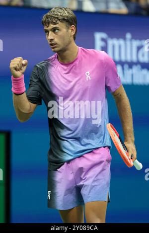 New York, Etats Unis. September 2024. Flavio Cobolli (Italien) am 6. Tag des Grand Slam-Tennisturniers der US Open 2024 am 31. August 2024 im USTA Billie Jean King National Tennis Center in New York, USA – Foto Jean Catuffe/DPPI Credit: DPPI Media/Alamy Live News Stockfoto