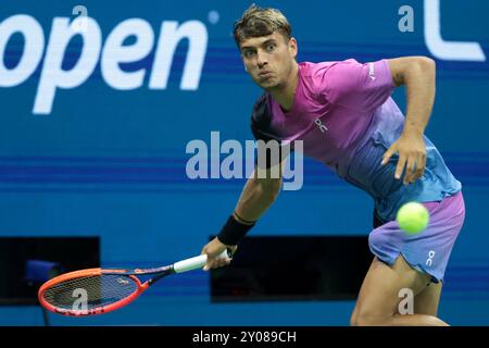 New York, Etats Unis. September 2024. Flavio Cobolli (Italien) am 6. Tag des Grand Slam-Tennisturniers der US Open 2024 am 31. August 2024 im USTA Billie Jean King National Tennis Center in New York, USA – Foto Jean Catuffe/DPPI Credit: DPPI Media/Alamy Live News Stockfoto