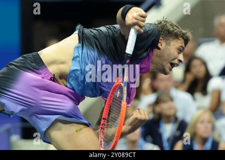 New York, Etats Unis. September 2024. Flavio Cobolli (Italien) am 6. Tag des Grand Slam-Tennisturniers der US Open 2024 am 31. August 2024 im USTA Billie Jean King National Tennis Center in New York, USA – Foto Jean Catuffe/DPPI Credit: DPPI Media/Alamy Live News Stockfoto