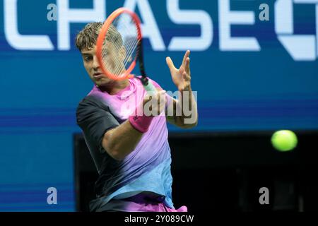 New York, Etats Unis. September 2024. Flavio Cobolli (Italien) am 6. Tag des Grand Slam-Tennisturniers der US Open 2024 am 31. August 2024 im USTA Billie Jean King National Tennis Center in New York, USA – Foto Jean Catuffe/DPPI Credit: DPPI Media/Alamy Live News Stockfoto