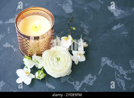 Festliche Einladung Karte mit schönen Blumen und Kerzen auf dem dunklen Hintergrund Stockfoto