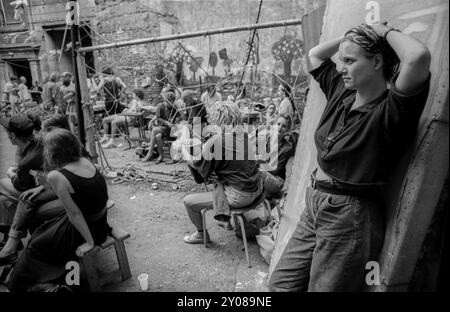 Deutschland, Berlin, 22. Juni 1991, Hoffeier in der Auguststraße 10, Kunst und Leben, Europa Stockfoto