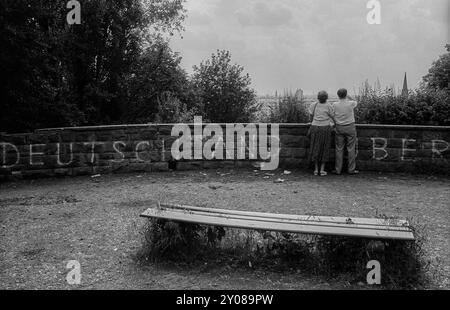 Deutschland, Berlin, 25. Juni 1991, Volkspark Friedrichshain, am Großen Bunkerberg (Mont Klamott), Paar, Deutschland vor allem, Europa Stockfoto