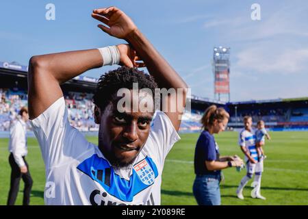 Zwolle, Niederlande. September 2024. ZWOLLE, NIEDERLANDE - 1. SEPTEMBER: Dylan Mbayo von PEC Zwolle feiert seinen Sieg bei einem niederländischen Eredivisie-Spiel zwischen PEC Zwolle und Heracles Almelo bei MAC? PARK stadion am 1. September 2024 in Zwolle, Niederlande. (Foto: Raymond Smit/Orange Pictures) Credit: dpa/Alamy Live News Stockfoto