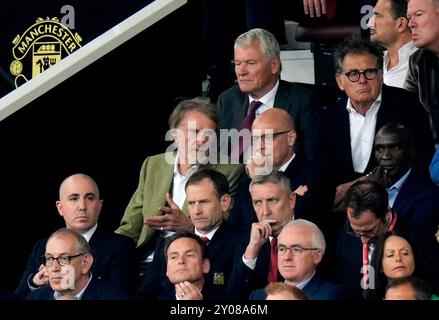 Sir Jim Ratcliffe, CEO von Ineos und Minderheitsaktionär bei Manchester United und Sir Dave Brailsford, Sportchef der INEOS Gruppe, während des Premier League-Spiels in Old Trafford, Manchester. Bilddatum: Sonntag, 1. September 2024. Stockfoto