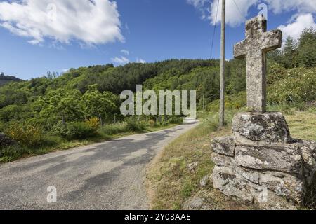 Altes Steinkreuz am Wegesrand in Südfrankreich Stockfoto