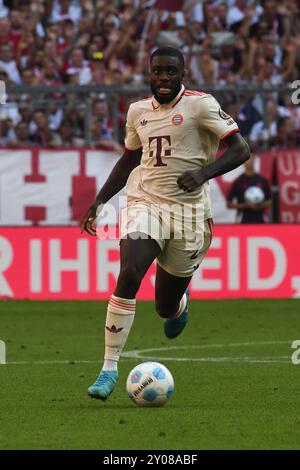 München, Deutschland. September 2024. MÜNCHEN, DEUTSCHLAND - 1. SEPTEMBER: Dayot Upamecano von Bayern München während des Bundesliga-Spiels zwischen dem FC Bayern München und dem SC Freiburg in der Allianz Arena am 1. September 2024 in München.240901 SEPA 24 008 - 20240901 PD13468 Credit: APA-PictureDesk/Alamy Live News Stockfoto