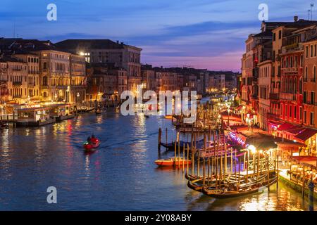 Stadt Venedig an einem ruhigen Abend in Italien. Beeindruckender Blick auf den Canal Grande von der Rialto-Brücke, dem Herzen der Stadt. Stockfoto