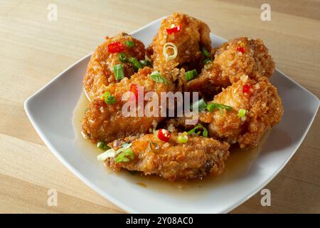 Ein Blick auf einen Teller mit scharfen Knoblauch-Hähnchenflügeln. Stockfoto