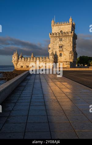 Turm von Belem (Torre de Belem) von der Uferpromenade, historisches Wahrzeichen der Stadt in Lissabon, Portugal. Turm von St. Vincent aus dem 16. Jahrhundert bei Sonne Stockfoto