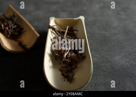 Ein Blick auf losen pu-erh-Tee in einer Bambusschaufel. Stockfoto