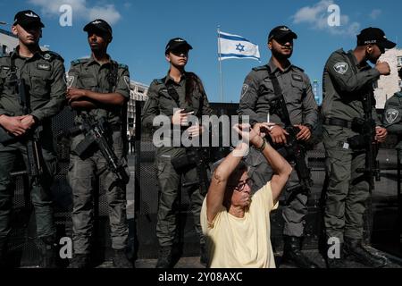 Jerusalem, Israel. September 2024. Demonstranten vor dem Büro des Premierministers fordern eine sofortige Geiselnahme, um die Überlebenden zu retten, während Netanjahu das Regierungskabinett einberuft. Die Wut steigt in PM, als sechs Leichen an ihre Familien zurückgegeben werden, die offenbar in den letzten Tagen von der Hamas ermordet wurden; Carmel Gat, Eden Yerushalmi, Hersh Goldberg Polin, Ori Danino, Almog Sarusi und Alexander Lobanov. Quelle: Nir Alon/Alamy Live News Stockfoto