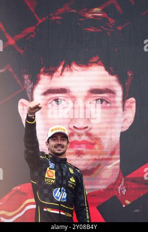 Monza, Italien. September 2024. CHARLES LECLERC von Ferrari feiert auf dem Podium nach dem Sieg des Formel-1-Italienischen Grand Prix beim Autodromo Nazionale Monza. (Kreditbild: © Beata Zawrzel/ZUMA Press Wire) NUR REDAKTIONELLE VERWENDUNG! Nicht für kommerzielle ZWECKE! Quelle: ZUMA Press, Inc./Alamy Live News Stockfoto