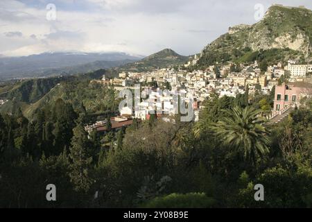 Blick auf Taormina, den Ätna im Hintergrund Stockfoto