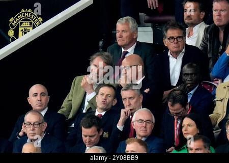 Sir Jim Ratcliffe, CEO von Ineos und Minderheitsaktionär bei Manchester United und Sir Dave Brailsford, Sportchef der INEOS Gruppe, während des Premier League-Spiels in Old Trafford, Manchester. Bilddatum: Sonntag, 1. September 2024. Stockfoto