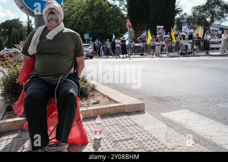 Jerusalem, Israel. September 2024. Demonstranten vor dem Büro des Premierministers fordern eine sofortige Geiselnahme, um die Überlebenden zu retten, während Netanjahu das Regierungskabinett einberuft. Die Wut steigt in PM, als sechs Leichen an ihre Familien zurückgegeben werden, die offenbar in den letzten Tagen von der Hamas ermordet wurden; Carmel Gat, Eden Yerushalmi, Hersh Goldberg Polin, Ori Danino, Almog Sarusi und Alexander Lobanov. Quelle: Nir Alon/Alamy Live News Stockfoto