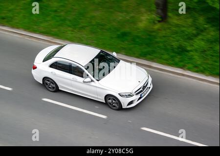 OSTRAVA, TSCHECHIEN - 10. APRIL 2024: Weiße Mercedes-Benz C-Klasse W205 Limousine, Bewegungsunschärfe-Effekt Stockfoto