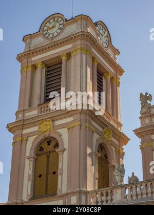 Detail eines historischen Kirchturms im Barockstil mit Uhren und goldenen Verzierungen vor blauem Himmel, Duernstein, Wachau, Donau, Österreich, Eur Stockfoto