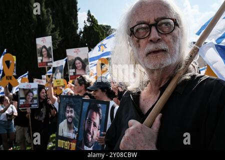 Jerusalem, Israel. September 2024. Demonstranten vor dem Büro des Premierministers fordern eine sofortige Geiselnahme, um die Überlebenden zu retten, während Netanjahu das Regierungskabinett einberuft. Die Wut steigt in PM, als sechs Leichen an ihre Familien zurückgegeben werden, die offenbar in den letzten Tagen von der Hamas ermordet wurden; Carmel Gat, Eden Yerushalmi, Hersh Goldberg Polin, Ori Danino, Almog Sarusi und Alexander Lobanov. Quelle: Nir Alon/Alamy Live News Stockfoto