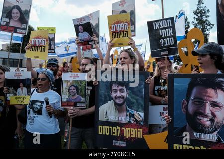 Jerusalem, Israel. September 2024. Demonstranten vor dem Büro des Premierministers fordern eine sofortige Geiselnahme, um die Überlebenden zu retten, während Netanjahu das Regierungskabinett einberuft. Die Wut steigt in PM, als sechs Leichen an ihre Familien zurückgegeben werden, die offenbar in den letzten Tagen von der Hamas ermordet wurden; Carmel Gat, Eden Yerushalmi, Hersh Goldberg Polin, Ori Danino, Almog Sarusi und Alexander Lobanov. Quelle: Nir Alon/Alamy Live News Stockfoto