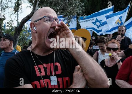 Jerusalem, Israel. September 2024. Demonstranten vor dem Büro des Premierministers fordern eine sofortige Geiselnahme, um die Überlebenden zu retten, während Netanjahu das Regierungskabinett einberuft. Die Wut steigt in PM, als sechs Leichen an ihre Familien zurückgegeben werden, die offenbar in den letzten Tagen von der Hamas ermordet wurden; Carmel Gat, Eden Yerushalmi, Hersh Goldberg Polin, Ori Danino, Almog Sarusi und Alexander Lobanov. Quelle: Nir Alon/Alamy Live News Stockfoto