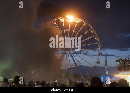 Riesenrad fängt Feuer beim Highfield Festival am Freitag, Stoermthaler See, 17.08.2024 Stockfoto