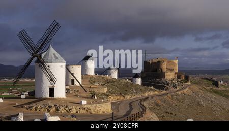 Molinos de Consuegra con el castillo de la Muela al fondo, cerro Calderico, Consuegra, Provincia de Toledo, Castilla-La Mancha, Spanien, Europa Stockfoto