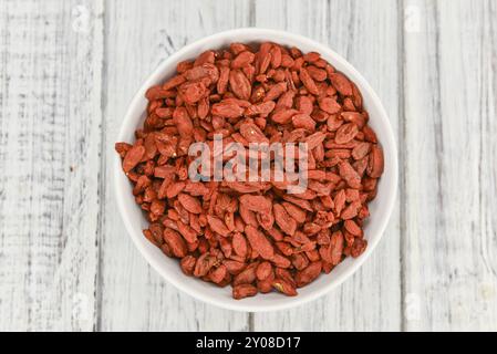 Frisch zubereitet Getrocknete Goji Beeren auf einem vintage Hintergrund (Nahaufnahme) Stockfoto