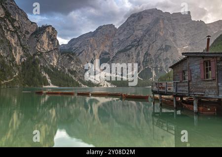 Spätsommerabend am Prager See, Südtirol Stockfoto