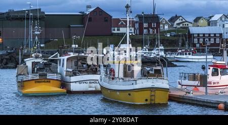 STYKKISHOLMUR, ISLAND, 21. JUNI: Ruhiger Hafen mit angelegten Fischerbooten am 21. Juni 2013 in Stykkisholmur, Island, Europa Stockfoto