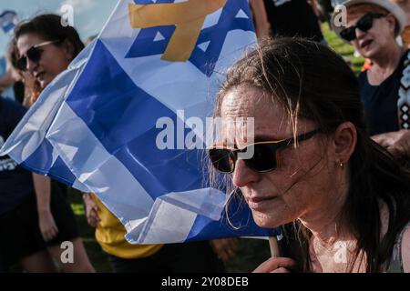 Jerusalem, Israel. September 2024. Demonstranten vor dem Büro des Premierministers fordern eine sofortige Geiselnahme, um die Überlebenden zu retten, während Netanjahu das Regierungskabinett einberuft. Die Wut steigt in PM, als sechs Leichen an ihre Familien zurückgegeben werden, die offenbar in den letzten Tagen von der Hamas ermordet wurden; Carmel Gat, Eden Yerushalmi, Hersh Goldberg Polin, Ori Danino, Almog Sarusi und Alexander Lobanov. Quelle: Nir Alon/Alamy Live News Stockfoto