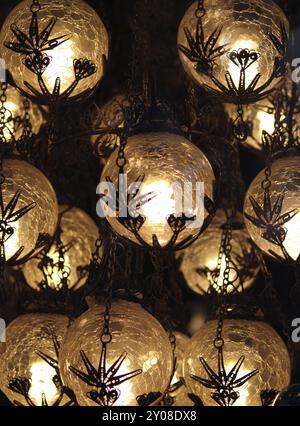 Traditionelle Vintage türkische Lampen über hellem Hintergrund in der Nacht Stockfoto