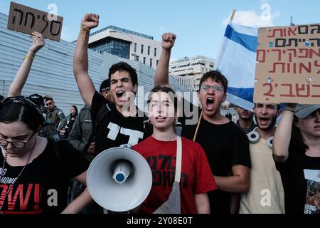 Jerusalem, Israel. September 2024. Demonstranten vor dem Büro des Premierministers fordern eine sofortige Geiselnahme, um die Überlebenden zu retten, während Netanjahu das Regierungskabinett einberuft. Die Wut steigt in PM, als sechs Leichen an ihre Familien zurückgegeben werden, die offenbar in den letzten Tagen von der Hamas ermordet wurden; Carmel Gat, Eden Yerushalmi, Hersh Goldberg Polin, Ori Danino, Almog Sarusi und Alexander Lobanov. Quelle: Nir Alon/Alamy Live News Stockfoto