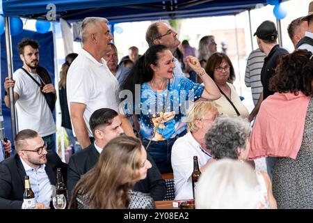 Berlin, Deutschland. September 2024. Die Menschen reagieren auf eine Wahlpartei von AfD-Anhängern für die Landtagswahl in Sachsen und Thüringen in Berlin-Blankenburg. Quelle: Fabian Sommer/dpa/Alamy Live News Stockfoto