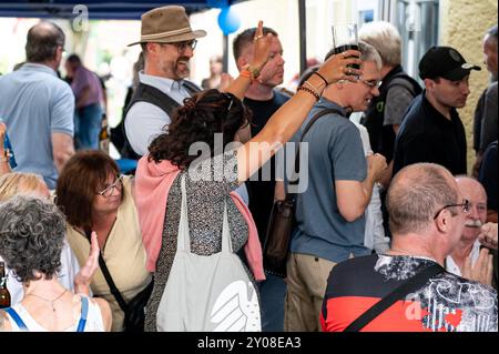 Berlin, Deutschland. September 2024. Die Menschen reagieren auf eine Wahlpartei von AfD-Anhängern für die Landtagswahl in Sachsen und Thüringen in Berlin-Blankenburg. Quelle: Fabian Sommer/dpa/Alamy Live News Stockfoto