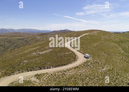 Serra da Freita Drohne Luftaufnahme eines Wohnwagens in Arouca Geopark auf einer Straße, in Portugal Stockfoto