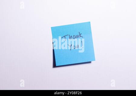 Ein blauer Haftnotiz mit Dankeschön auf weißem Hintergrund Stockfoto