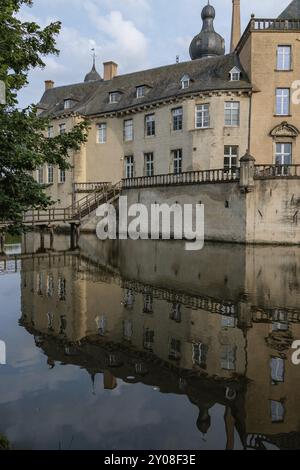 Eine alte Burg spiegelt sich im ruhigen Wasser davor, mit einer Brücke an der Seite, Gemen, Münsterland, Deutschland, Europa Stockfoto