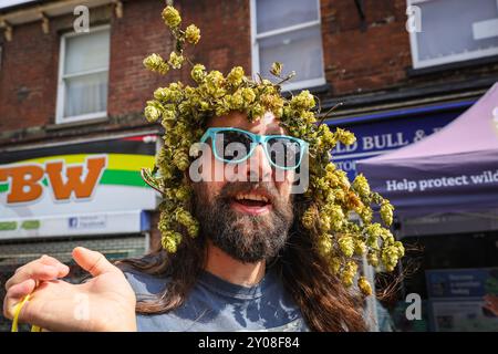 Faversham, Kent, Großbritannien. September 2024. Viele Besucher tragen Kränze aus Hopfen. Das bekannte jährliche Faversham Hop Festival zieht Tausende von Besuchern an, die das Beste aus Hopfen, Ernte und Musik in der wunderschönen Sonne von Kent feiern. Quelle: Imageplotter/Alamy Live News Stockfoto