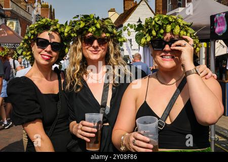 Faversham, Kent, Großbritannien. September 2024. Viele Besucher tragen Kränze aus Hopfen. Das bekannte jährliche Faversham Hop Festival zieht Tausende von Besuchern an, die das Beste aus Hopfen, Ernte und Musik in der wunderschönen Sonne von Kent feiern. Quelle: Imageplotter/Alamy Live News Stockfoto