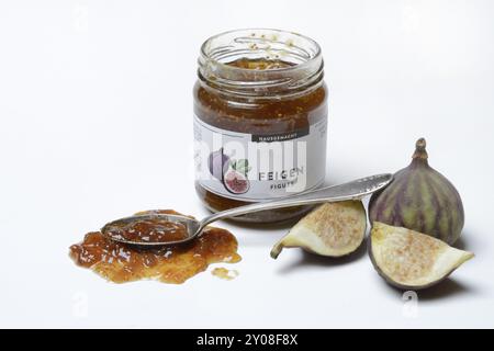 Feigenmarmelade in einem Glas und Löffel mit Feigenmarmelade, frischen Feigen, Ficus carica Stockfoto