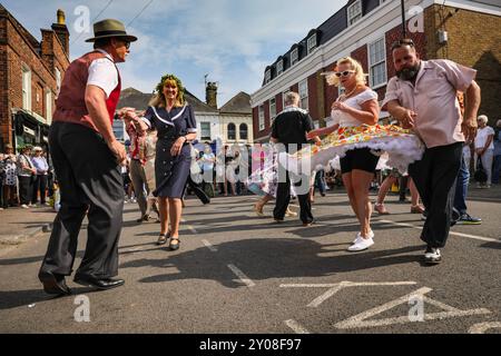 Faversham, Kent, Großbritannien. September 2024. Die Chartham Hatch Lindy Hop Tänzer unterhalten die Massen mit mehreren Aufführungen. Das bekannte jährliche Faversham Hop Festival zieht Tausende von Besuchern an, die das Beste aus Hopfen, Ernte und Musik in der wunderschönen Sonne von Kent feiern. Quelle: Imageplotter/Alamy Live News Stockfoto