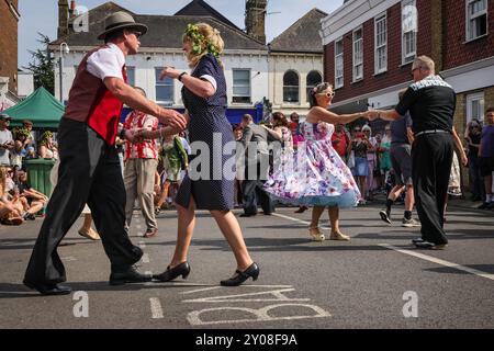 Faversham, Kent, Großbritannien. September 2024. Die Chartham Hatch Lindy Hop Tänzer unterhalten die Massen mit mehreren Aufführungen. Das bekannte jährliche Faversham Hop Festival zieht Tausende von Besuchern an, die das Beste aus Hopfen, Ernte und Musik in der wunderschönen Sonne von Kent feiern. Quelle: Imageplotter/Alamy Live News Stockfoto