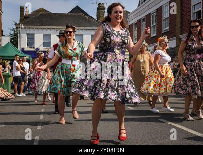 Faversham, Kent, Großbritannien. September 2024. Die Chartham Hatch Lindy Hop Tänzer unterhalten die Massen mit mehreren Aufführungen. Das bekannte jährliche Faversham Hop Festival zieht Tausende von Besuchern an, die das Beste aus Hopfen, Ernte und Musik in der wunderschönen Sonne von Kent feiern. Quelle: Imageplotter/Alamy Live News Stockfoto