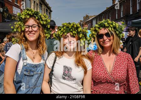 Faversham, Kent, Großbritannien. September 2024. Viele Besucher tragen Kränze aus Hopfen. Das bekannte jährliche Faversham Hop Festival zieht Tausende von Besuchern an, die das Beste aus Hopfen, Ernte und Musik in der wunderschönen Sonne von Kent feiern. Quelle: Imageplotter/Alamy Live News Stockfoto